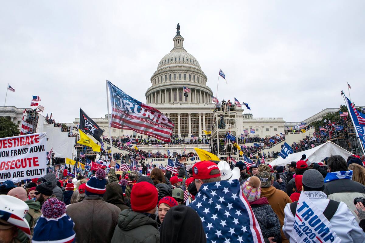 ARCHIVO - Partidarios del entonces presidente estadounidense Donald Trump se congregan junto al Capitolio el 6 de enero del 2021.  (AP Foto/Jose Luis Magana)