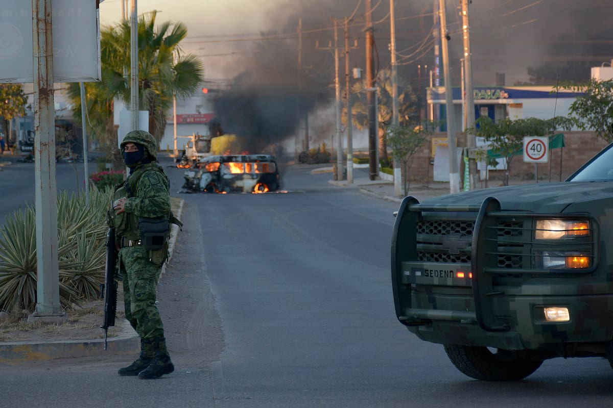 Fotografía de archivo de un vehículo de carga calcinado tras los enfrentamientos de fuerzas federales con grupos armados, en la ciudad de Culiacán, Sinaloa. | Crédito: EFE/ Juan Carlos Cruz