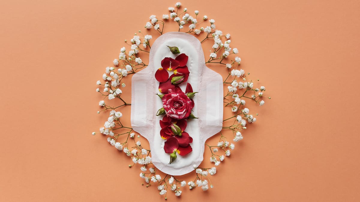 Ginecólogos recomiendan tomar dos dosis de 400 mg de ibuprofeno durante dos días antes del periodo para disminuir el dolor y aligerar el sangrado en un 30%|Foto: Canva