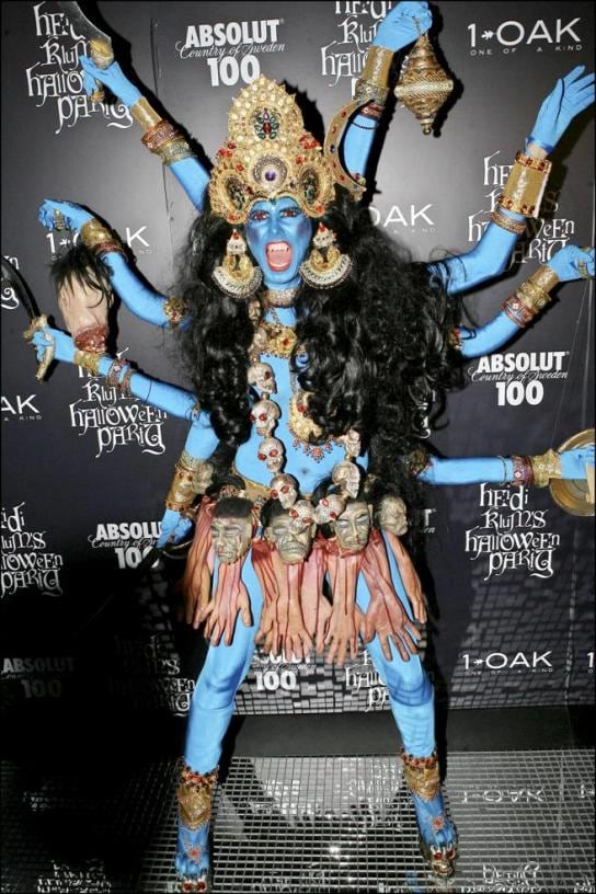Heidi Klum, reina de Halloween, con su disfraz de diosa Durga de ocho brazos Terceros