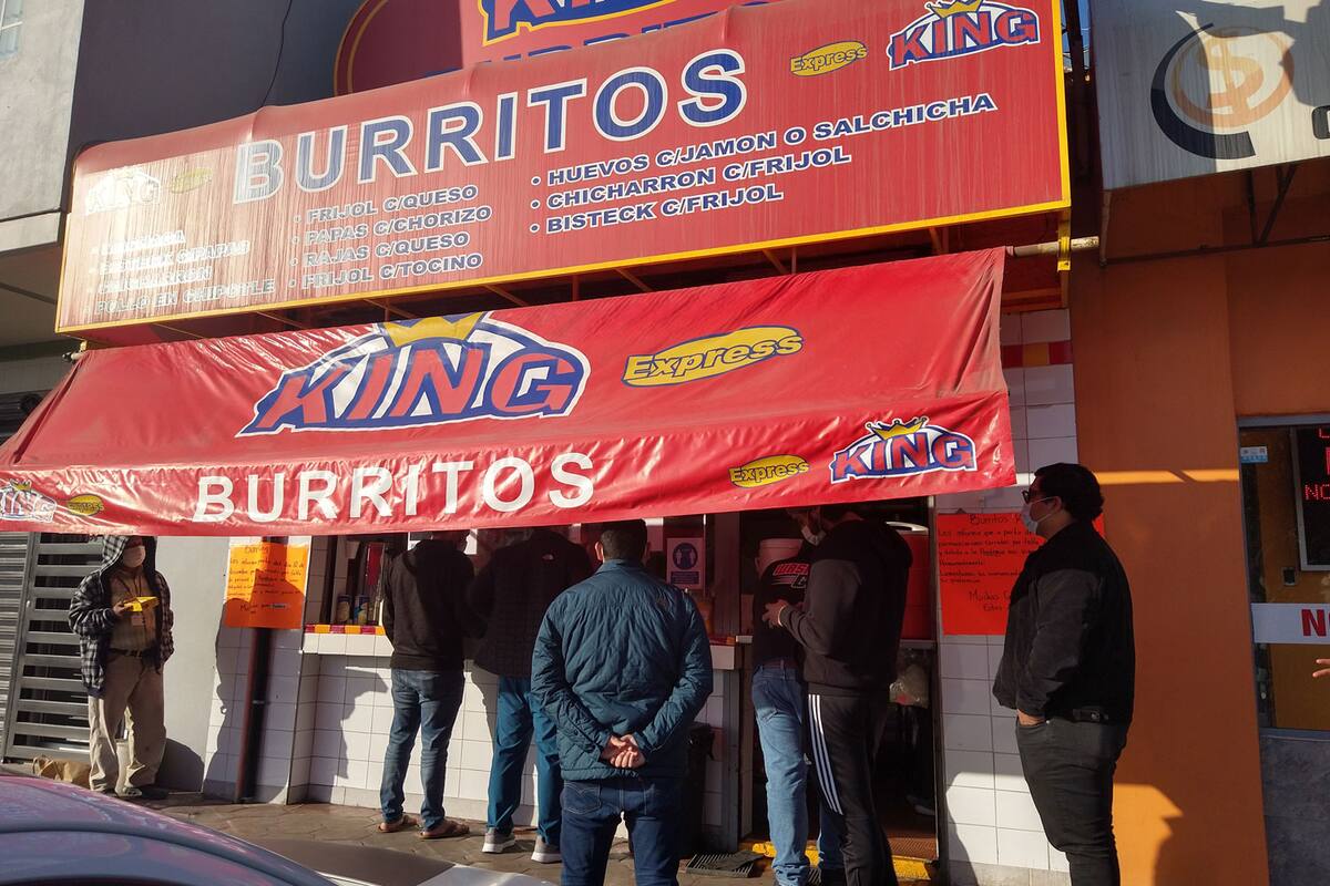 Tijuanenses acuden a comprar sus últimos burritos en 'Burritos King'