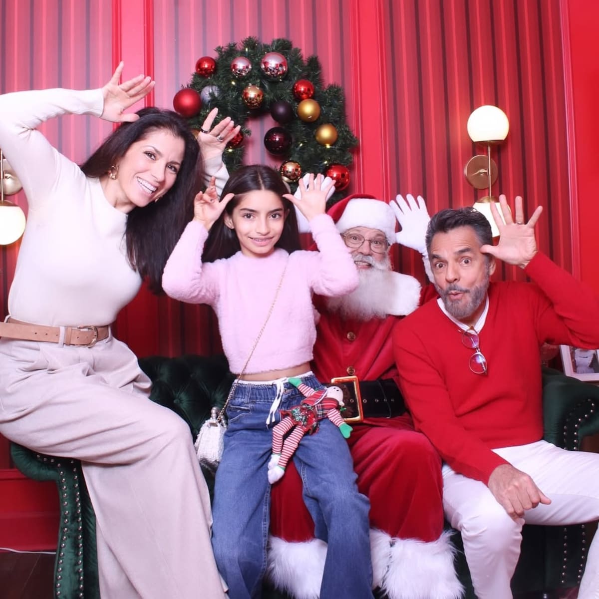 La familia Derbez junto a Santa Claus.