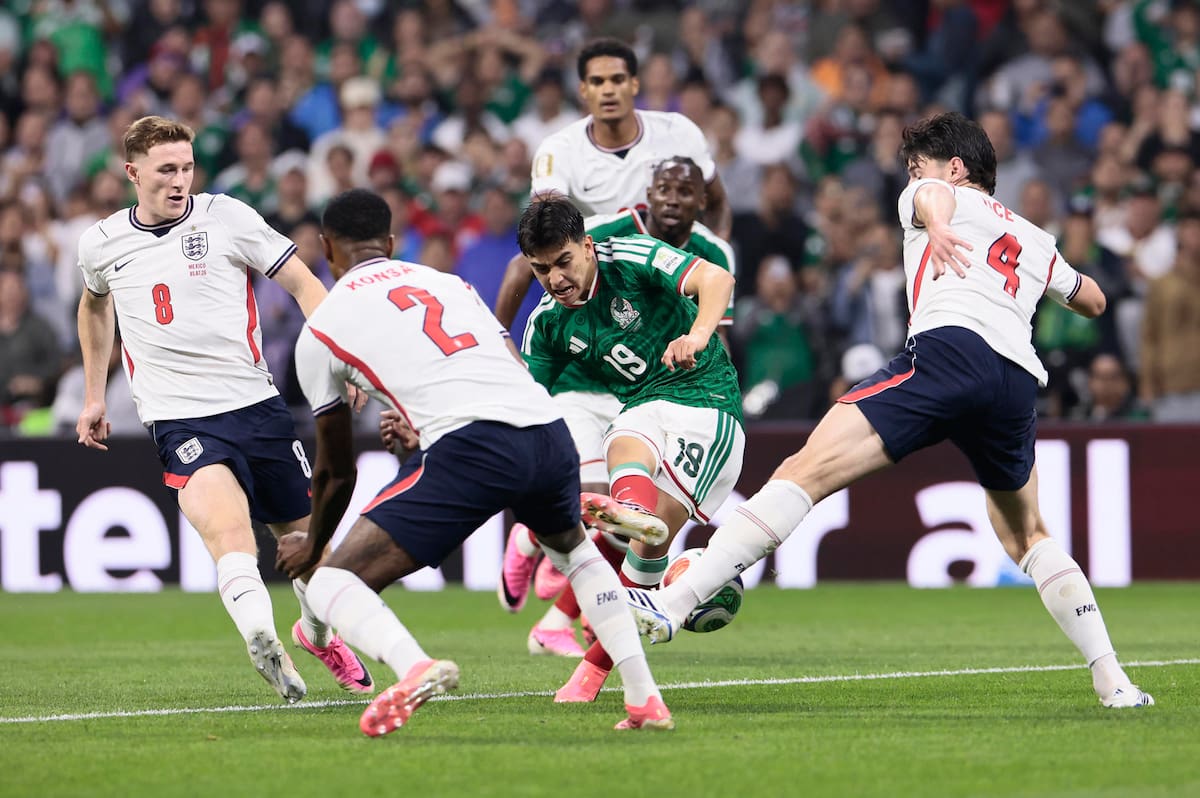 GR1092. CIUDAD DE MÉXICO (MÉXICO), 05/07/2026.- Gilberto Mora (c) de México disputa el balón con Declan Rice de Inglaterra este domingo, en un partido de los octavos de final del Mundial de la FIFA 2026 entre México e Inglaterra en el estadio Azteca en la Ciudad de México (México).EFE/ José Méndez