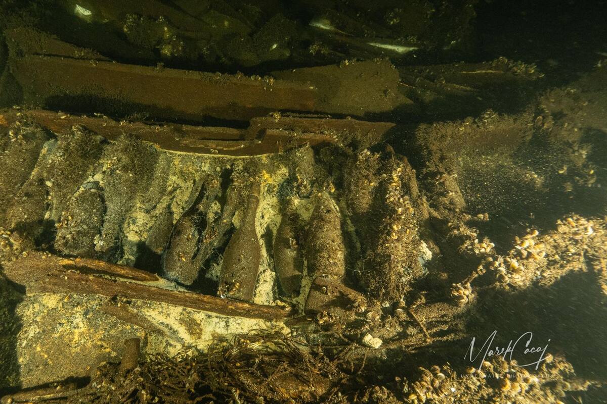 Descubren barco del siglo XIX con botellas de champán en el Báltico