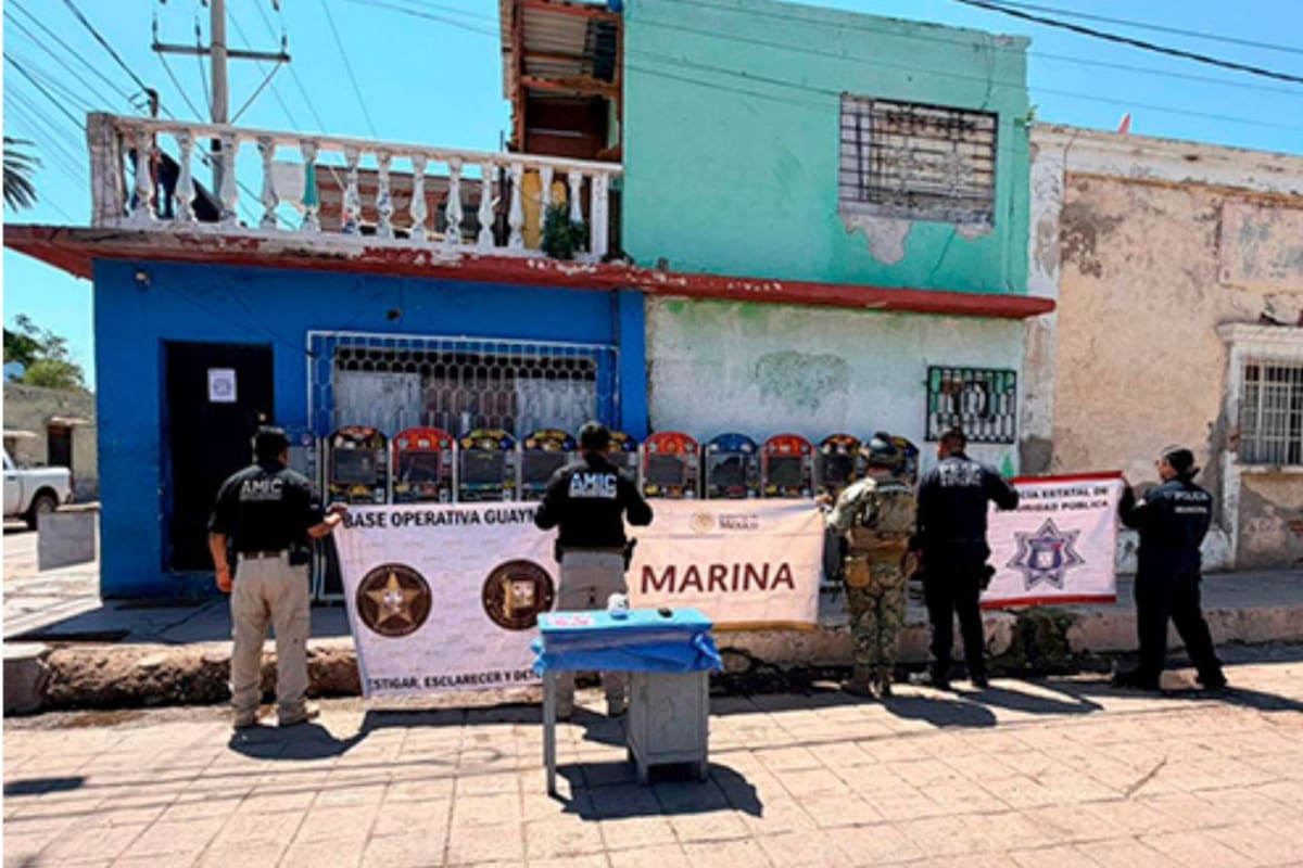 Cateo conjunto en Guaymas, Sonora, asegura 11 máquinas tragamonedas, narcótico y equipo de vigilancia en un inmueble del centro de la ciudad