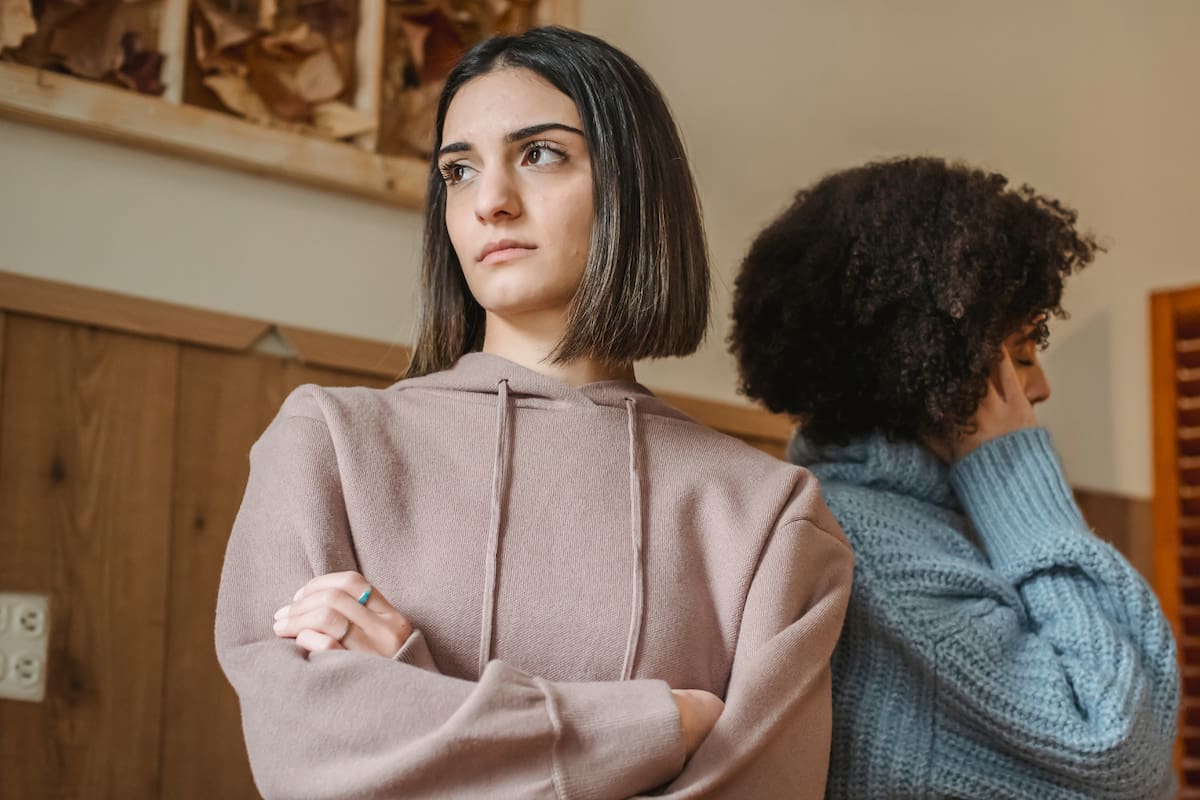 ¿Por qué algunas personas se ofenden con facilidad? Esto dice la psicología