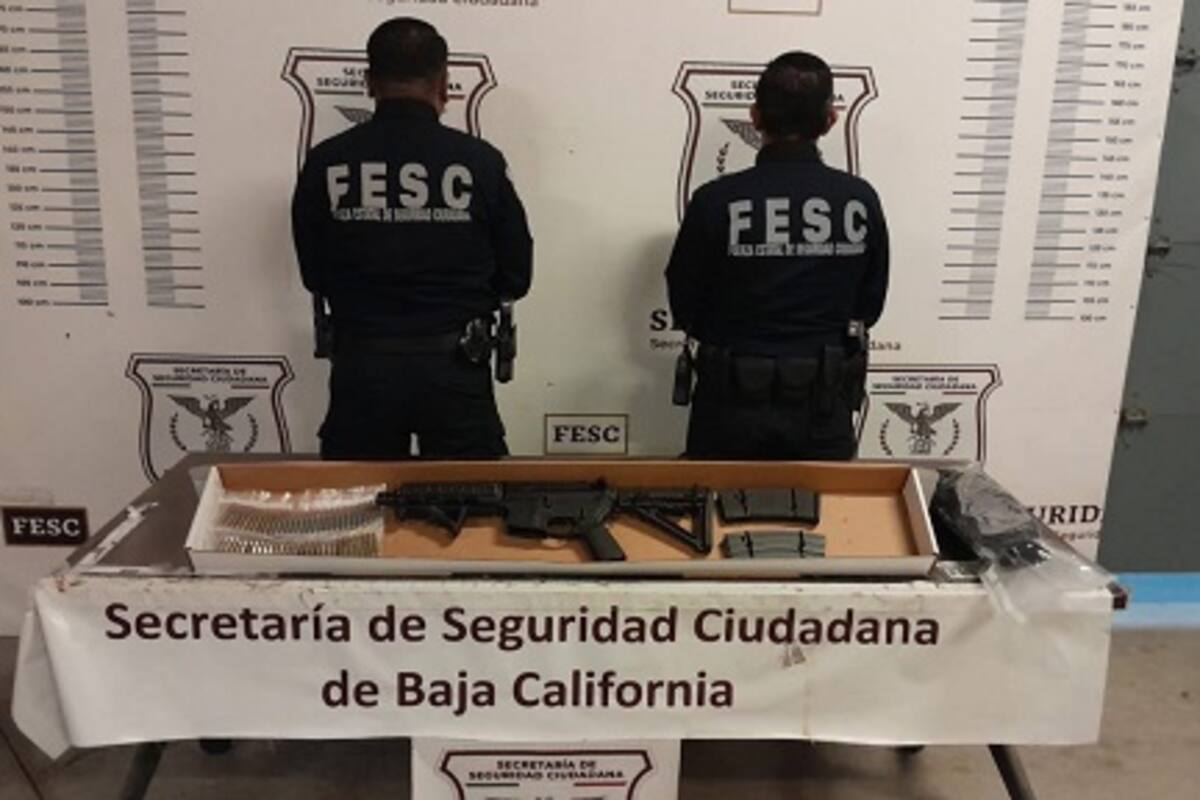 Descubren arma larga y cartuchos en maleta abandonada en Tecate