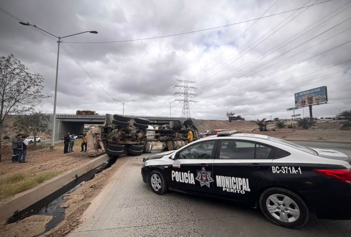 El conductor del camión fue atendido en el lugar y no sufrió lesiones graves. Foto: Border Zoom