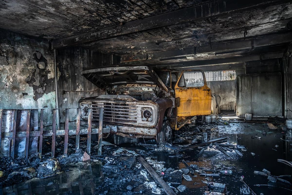 Bomberos localizaron una camioneta calcinada dentro del inmueble incendiado. Foto: Border Zoom