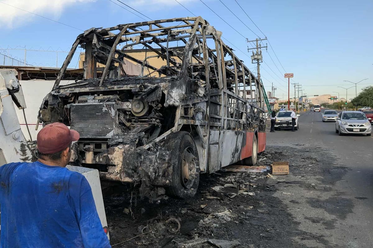 Camión del transporte urbano se incendia en plena circulación; sospechan de cortocircuito