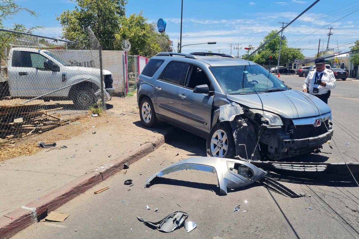 VIDEO: Mujer choca su auto con un poste en la Balderrama de Hermosillo