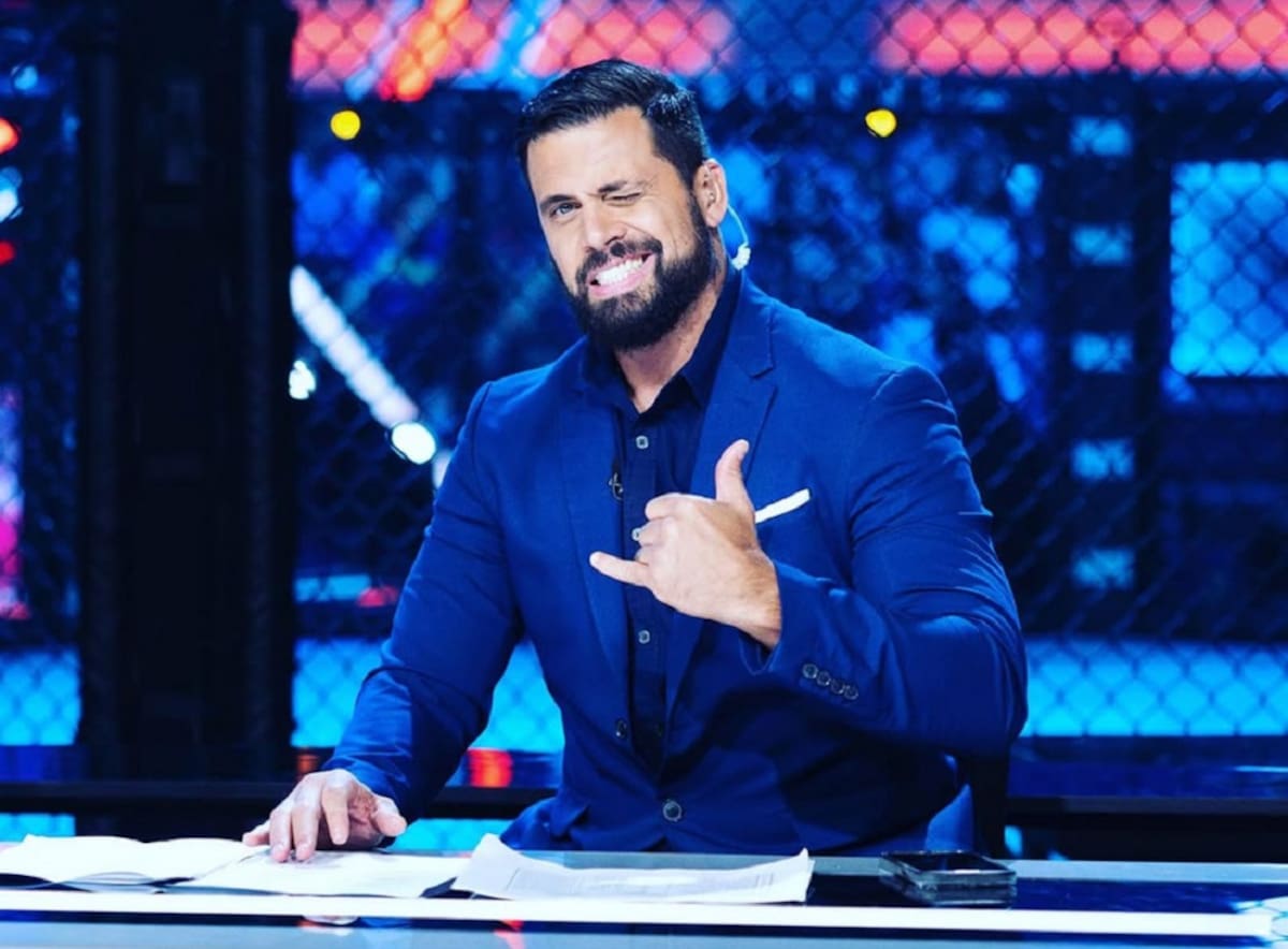 Reconocido por su participación en telenovelas como Una familia con suerte y A.mar, Pedro Moreno ha mantenido un bajo perfil desde su llegada a México.