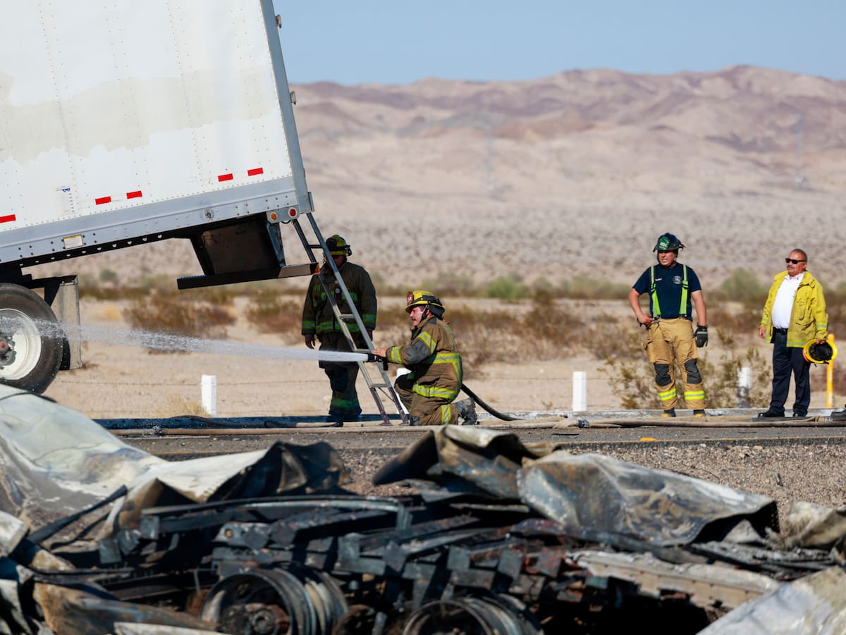 Dos tráileres chocaron en la carretera a Tijuana, a la altura de Pavarotti, accidente en el que murieron ambos conductores. Foto: Juan J. Morales.