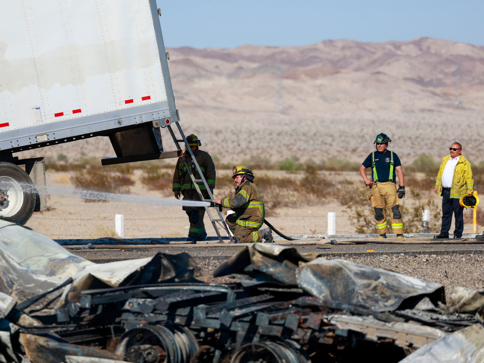 Dos tráileres chocaron en la carretera a Tijuana, a la altura de Pavarotti, accidente en el que murieron ambos conductores. Foto: Juan J. Morales.