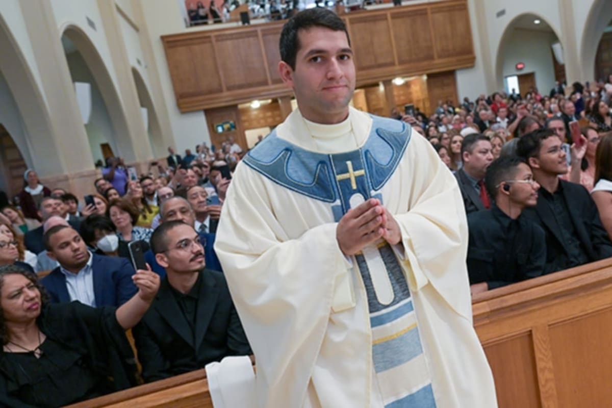 Sacerdote venezolano es retenido a su regreso a EEUU; la Arquidiócesis de Miami denuncia injusticia