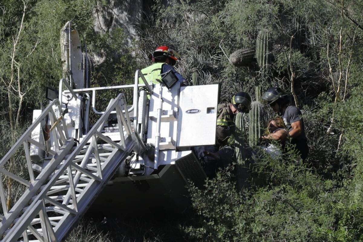 Mujer intenta quitarse la vida lanzándose del cerro de la cruz