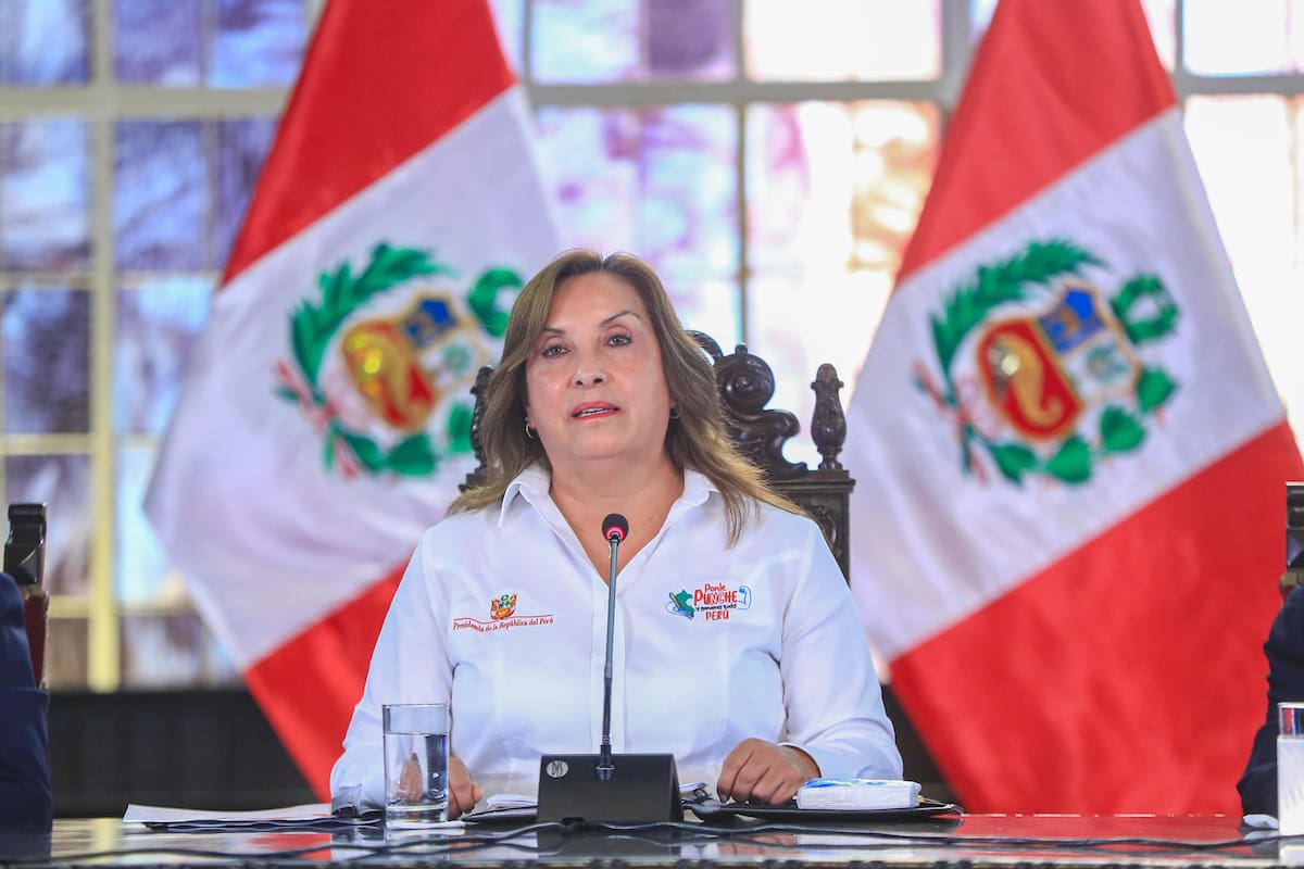 LIMA (PERÚ), 05/05/2025.- Fotografía cedida por la Presidencia de Perú que muestra a la mandataria peruana, Dina Boluarte, hablando desde el Palacio de Gobierno este lunes, en Lima (Perú). El Gobierno de Perú decretó un toque de queda en el distrito de Pataz, donde fueron secuestrados y asesinados 13 trabajadores de la mina de oro Poderosa, además de ordenar que las Fuerzas Armadas tomen el control de la zona y suspender la actividad minera por 30 días. (Banco digital GH)