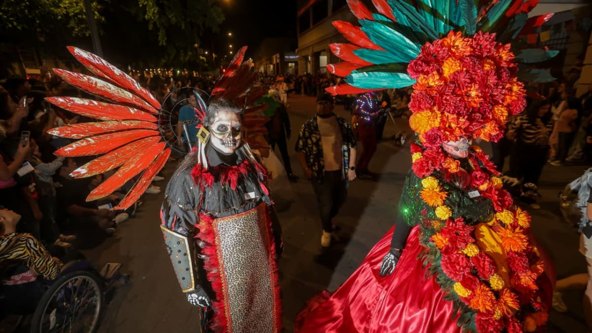 La Marcha de las Catrinas destacó las tradiciones mexicanas con catrinas, altares y disfraces.