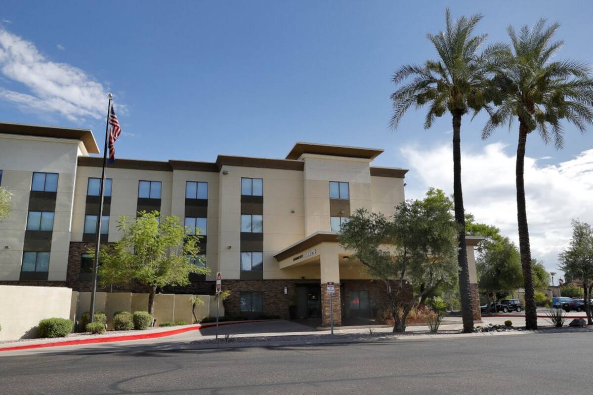 Detienen a niños migrantes en hoteles de EU para luego deportarlos