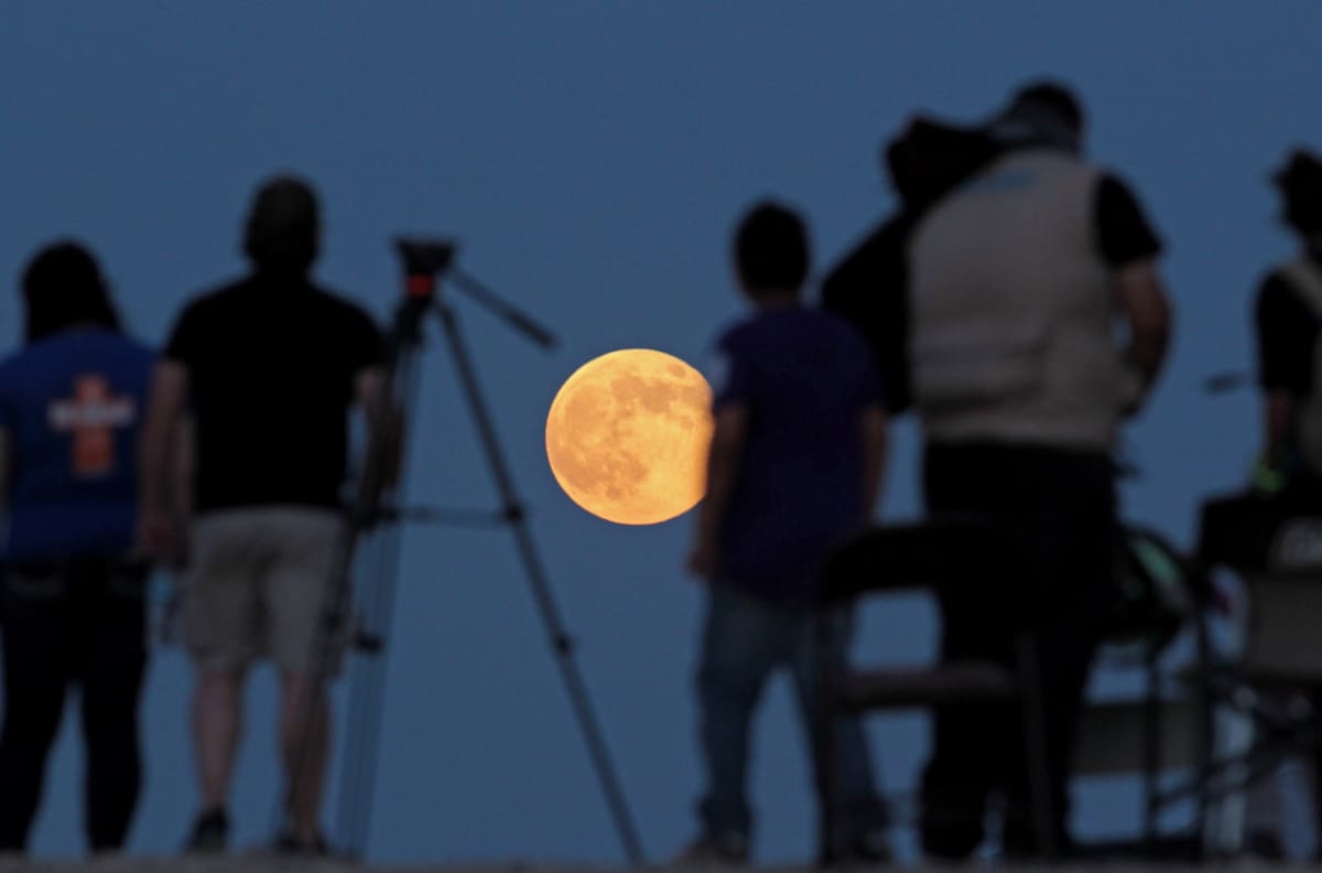 La percepción de su tamaño, las condiciones del cielo y la distancia entre la Tierra y la Luna pueden influir en cómo observamos a nuestro satélite. Foto: Archivo