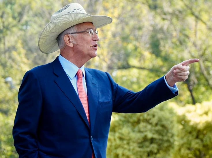 “Si quieres ser rico, véndele a los que menos tienen”: Ricardo Salinas Pliego utiliza el asesinato del alcalde Carlos Manzo para promover el aniversario de Elektra y minimizar su deuda fiscal