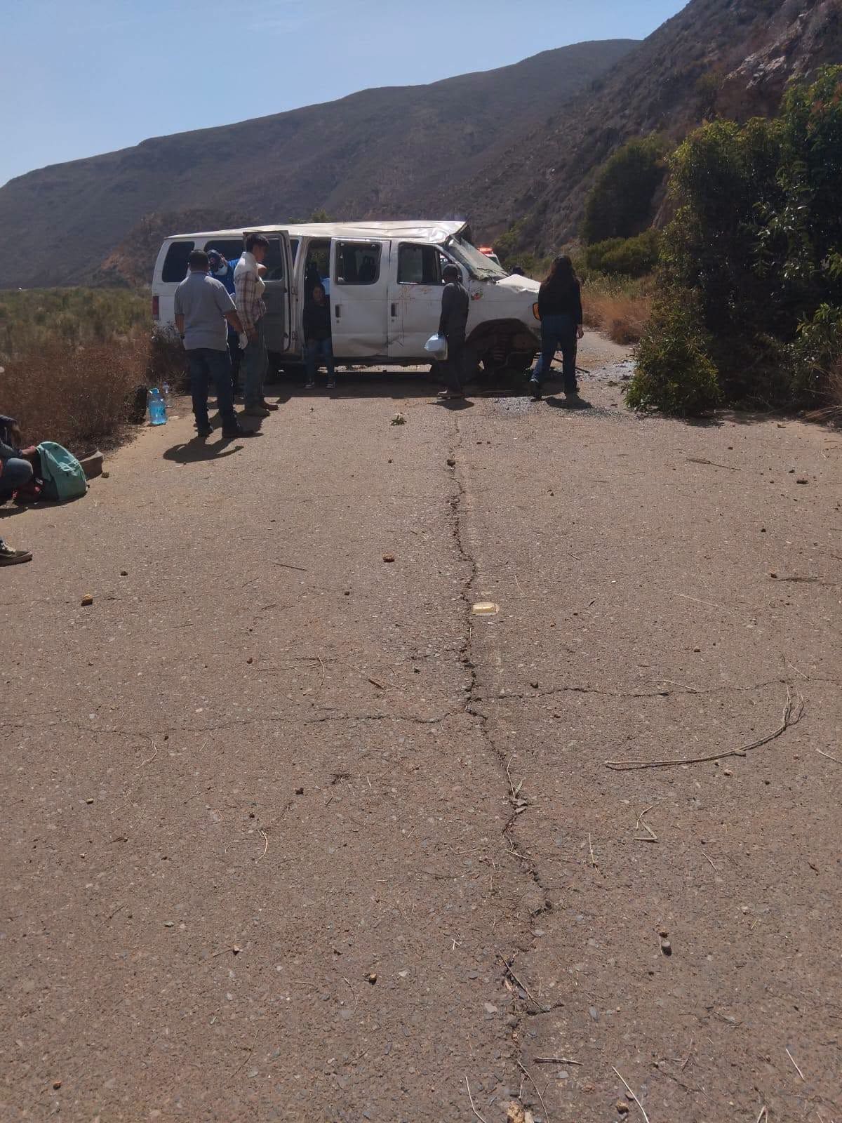 El accidente ocurrió cuando los trabajadores regresaban de San Vicente tras concluir su jornada laboral; una mujer sufrió una fractura en una pierna y fue trasladada a Ensenada.
Fotos: Cortesía.