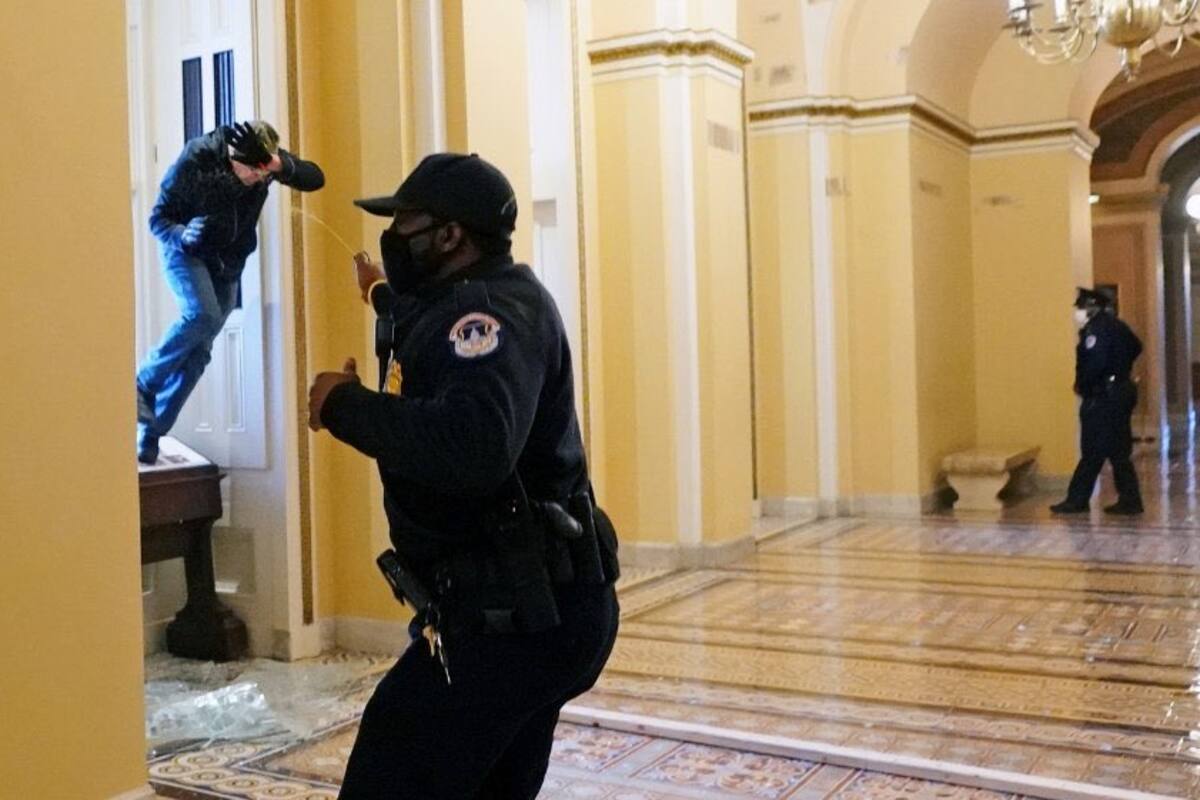Suspenden a varios policías del Capitolio de EU mientras investigan asalto