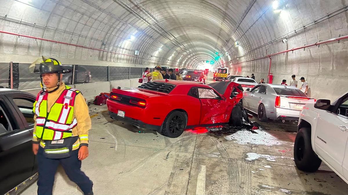 Cinco vehículos estuvieron involucrados en el percance registrado dentro del túnel del Cañón del Matadero; una persona fue trasladada a un hospital.
Fotos: Border Zoom.
