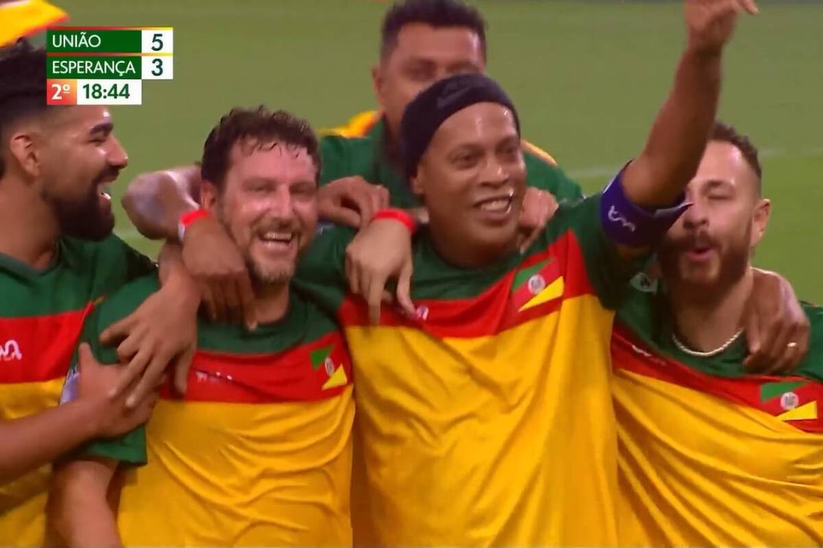 ¡Como en los viejos tiempos! Ronaldinho anota un golazo impresionante a sus 44 años