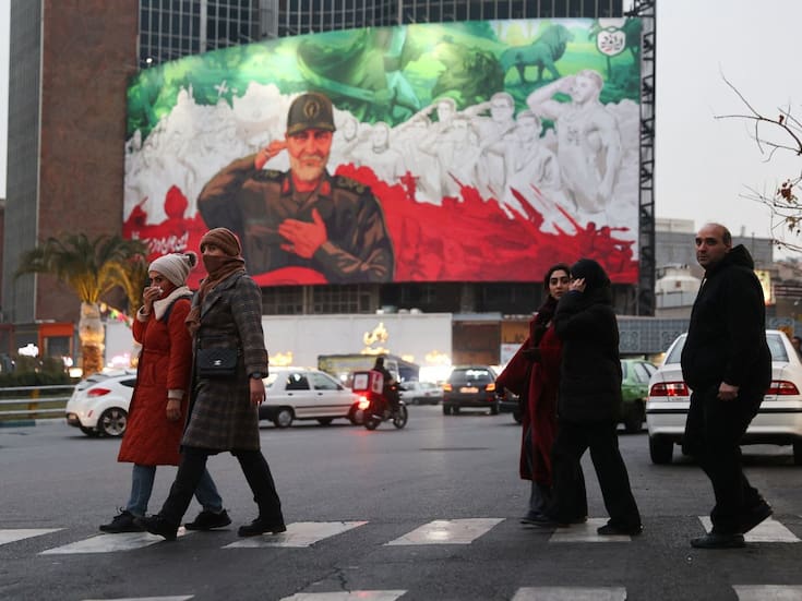 El Líder Supremo de Irán, Alí Jamenei, admite que protestas económicas “tienen razón” mientras grupos de derechos reportan al menos 16 muertos