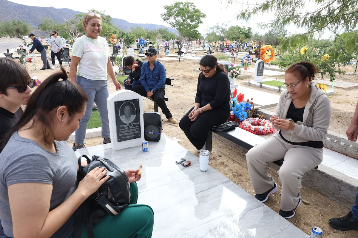 Familia Ramos Espinoza se reúne en el Panteón Municipal Norte para recordar a Leopoldo Ramos Villela y mantener viva su memoria en Año Nuevo