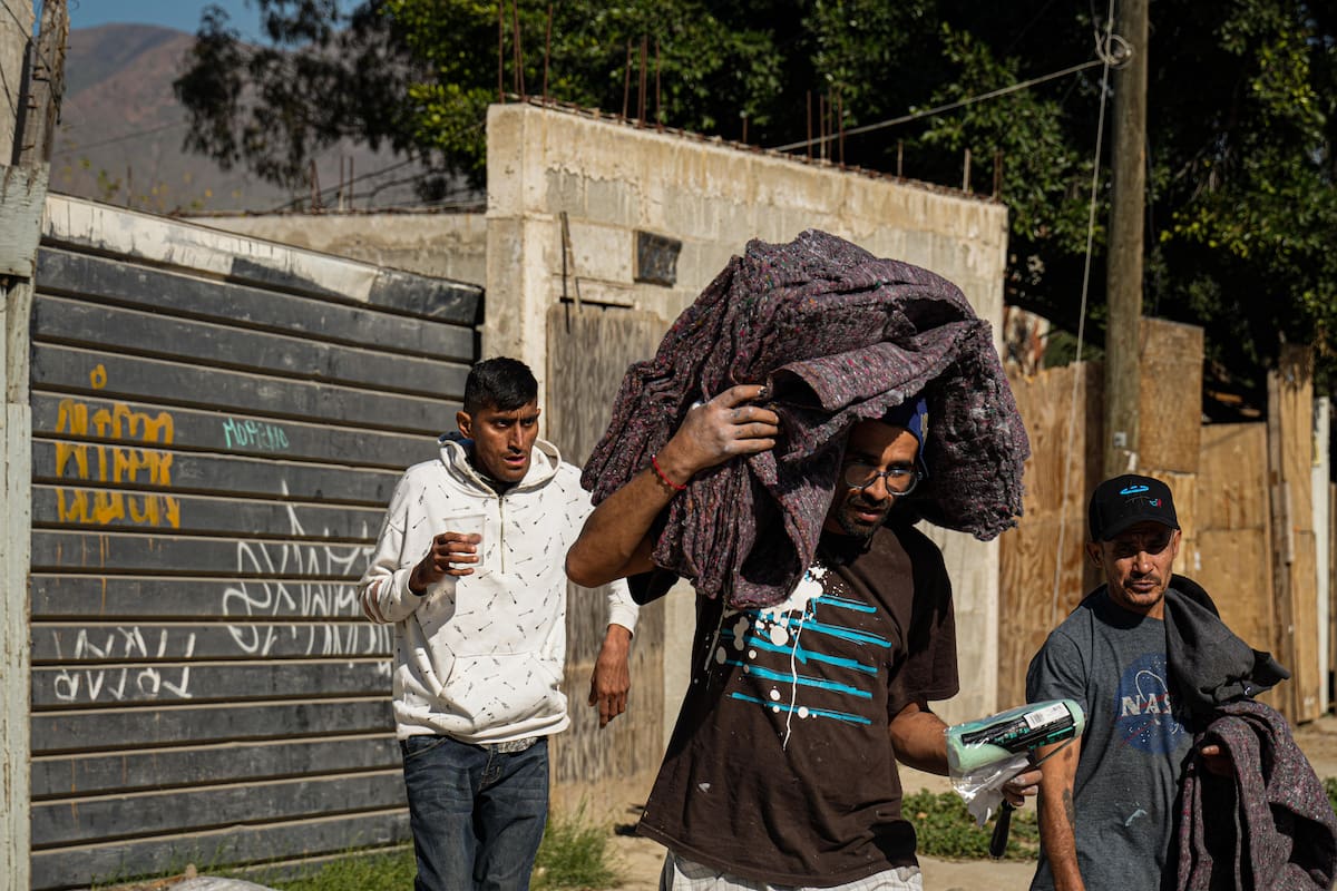 Las familias recibieron cobijas de parte de los lectores. Foto: Leonardo González