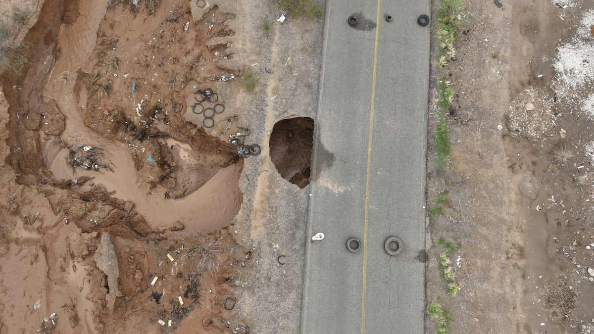 Por la inestabilidad de la rúa está prohibido el cruce incluso a pie. FOTO:JULIÁN ORTEGA