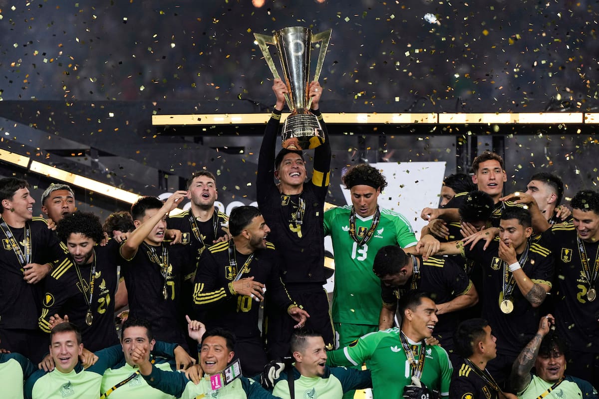 El capitán de la Selección Mexicana de Fútbol, Edson Álvarez (4), alza el trofeo que acredita al Tri como el campeón de la Copa Oro de CONCACAF después de derrotar a Estados Unidos en la Final por 2-1, el domingo 6 de julio de 2025, en Houston. (AP Foto/David J. Phillip)