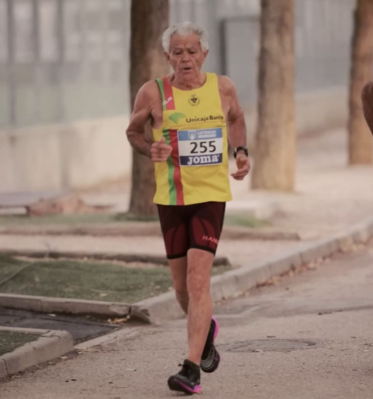 A los 82 años, Juan López mantiene niveles de masa muscular poco comunes para su edad y sigue participando en competencias de larga distancia. Foto: Captura de video