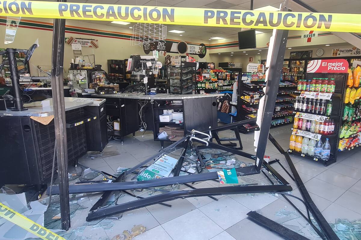 ¡Se enojó con el encargado! Hombre choca su auto contra tienda de conveniencia