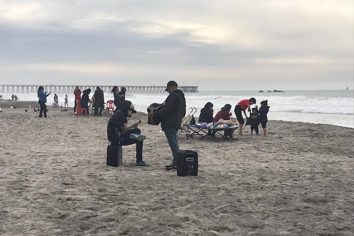 Pese a clima, reportan afluencia en playas de Rosarito