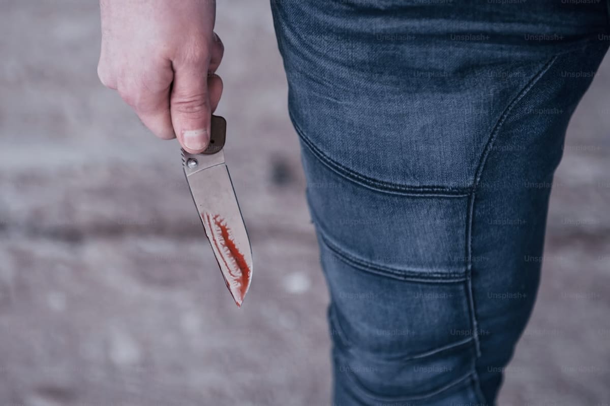 Niña de 13 años es apuñalada 15 veces por su exnovio al salir de su secundaria por no querer volver con él