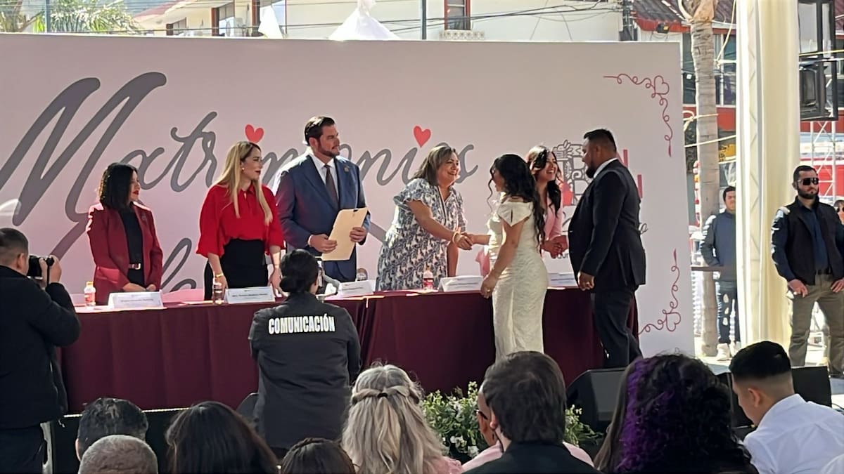 Este sábado 14 de febrero, la avenida Revolución en el Centro Histórico de Tijuana fue la sede de la ceremonia de Matrimonios Colectivos 2026 , en la que parejas formalizaron su unión ante la ley. Foto: Michelle Castillo