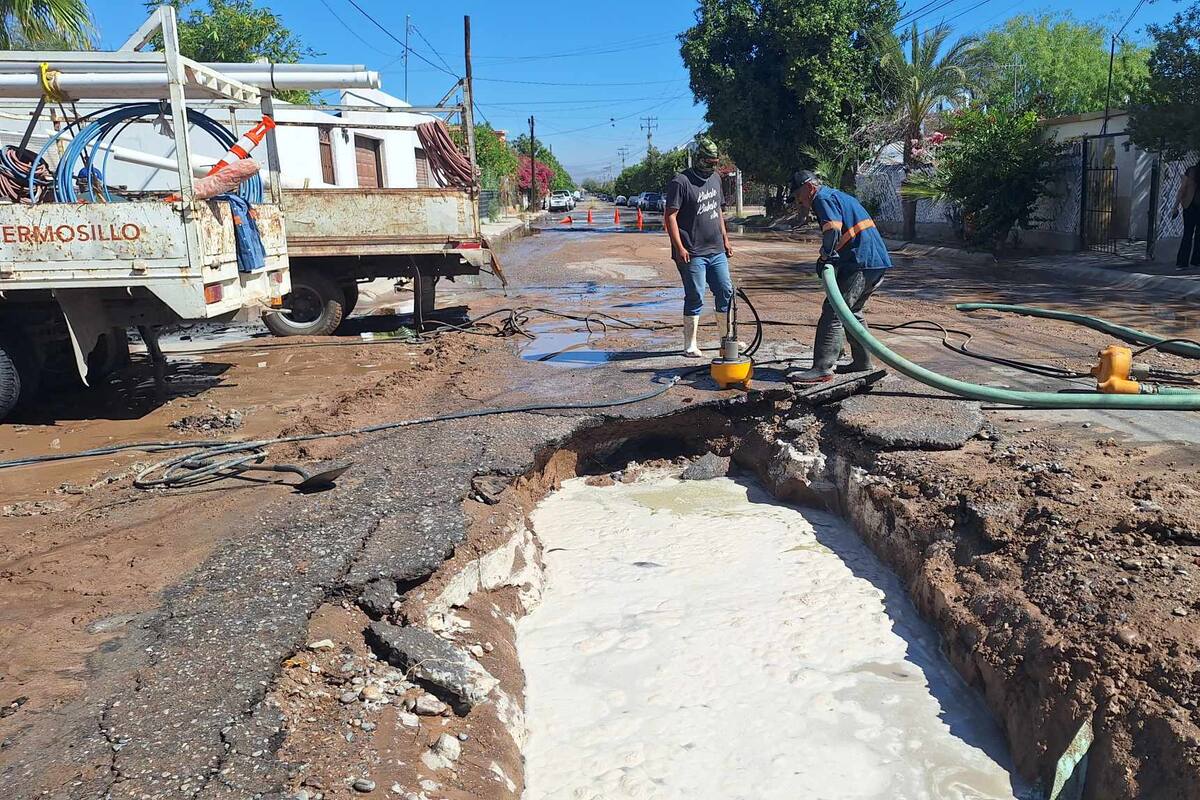 Pick-up cae en socavón de la colonia Apache