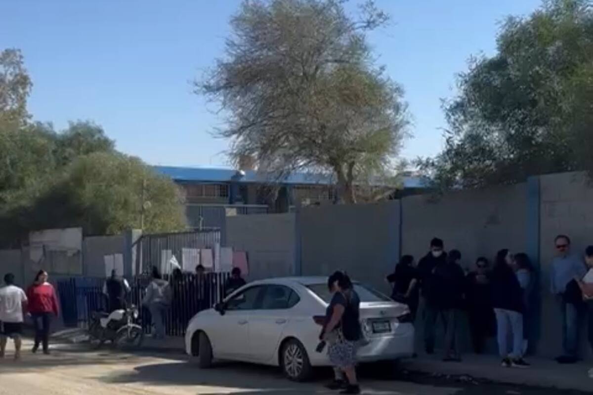 Padres de familia toman secundaria por falta de maestros