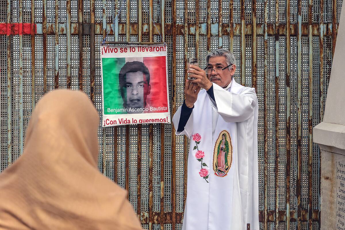 Tijuana: Realizan misa por los 43 estudiantes desaparecidos de Ayotzinapa