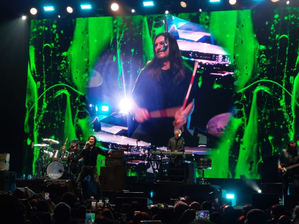 La banda ofreció una noche llena de clásicos como “Pero aquí no es así” ante miles de fanáticos. Foto: Andrea García