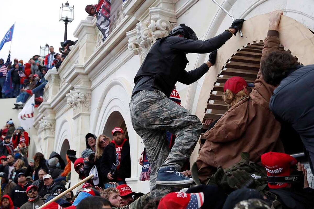 FBI descubre llamada entre asaltantes al Capitolio y persona cercana a Trump: NYT
