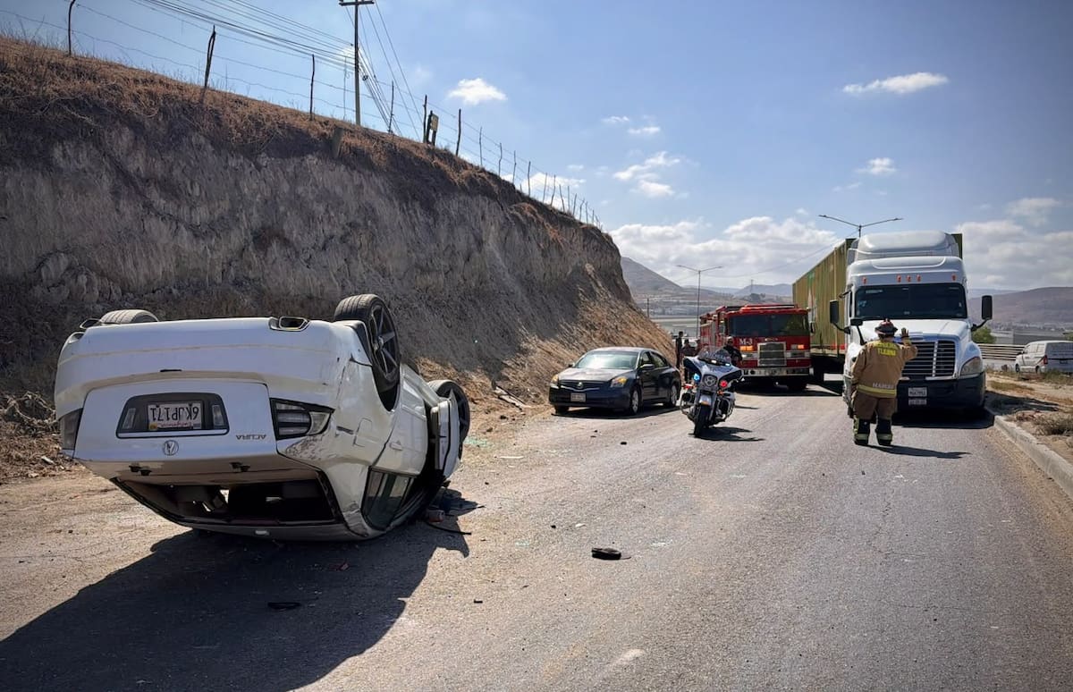 La volcadura generó congestionamiento vehicular en la zona, debido al cierre parcial de la carretera mientras se realizaban las maniobras para retirar el vehículo. Foto: Cortesía / Border Zoom