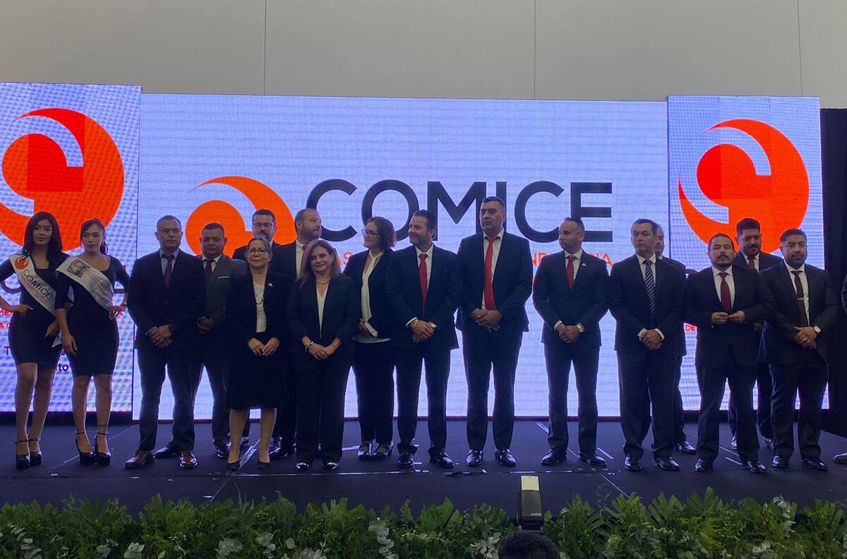 A la toma de protesta acudieron presidentes de cámaras empresariales locales, funcionarios del Gobierno del Estado y afiliados de la cámara de la construcción.