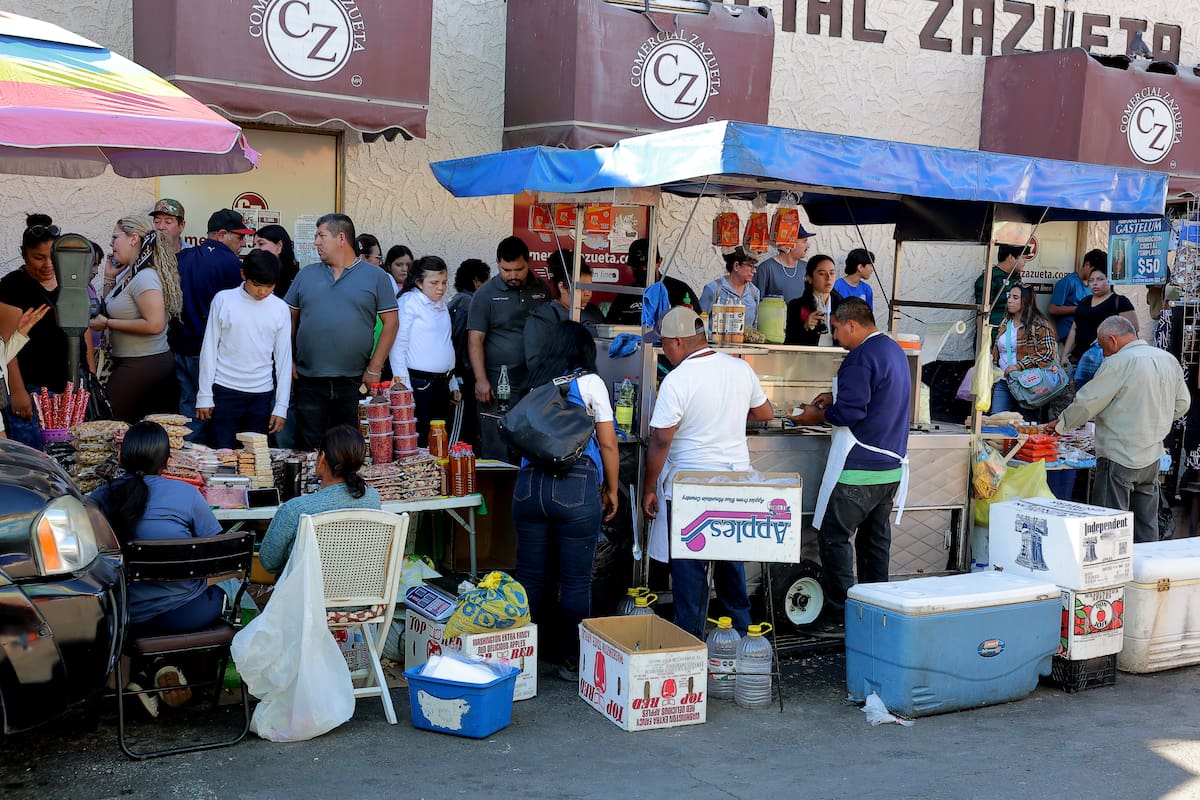 Autoridades piden a conductores y peatones extremar precauciones ante el incremento de movilidad en la zona comercial. FOTO: JULIÁN ORTEGA