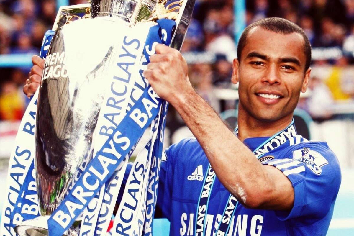 Ashley Cole anunció su retiró de las canchas