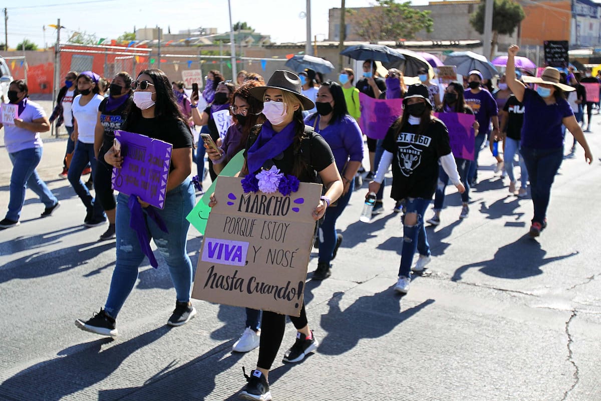 EUM20210522SOC03.JPG
CIUDAD JUÁREZ, Chih. Protest/Protesta-Feminicidio.- Mujeres marcharon al en protesta Centro de Justicia para Mujeres del Estado en Ciudad Juárez, en Chihuahua, por el asesinato de Jacivi Alejandra Holguín Grable de 21 años, desaparecida el pasado 16 de mayo y quien fue hallada sin vida en el patio de un jardín de niños. Foto: Agencia EL UNIVERSAL/EELG