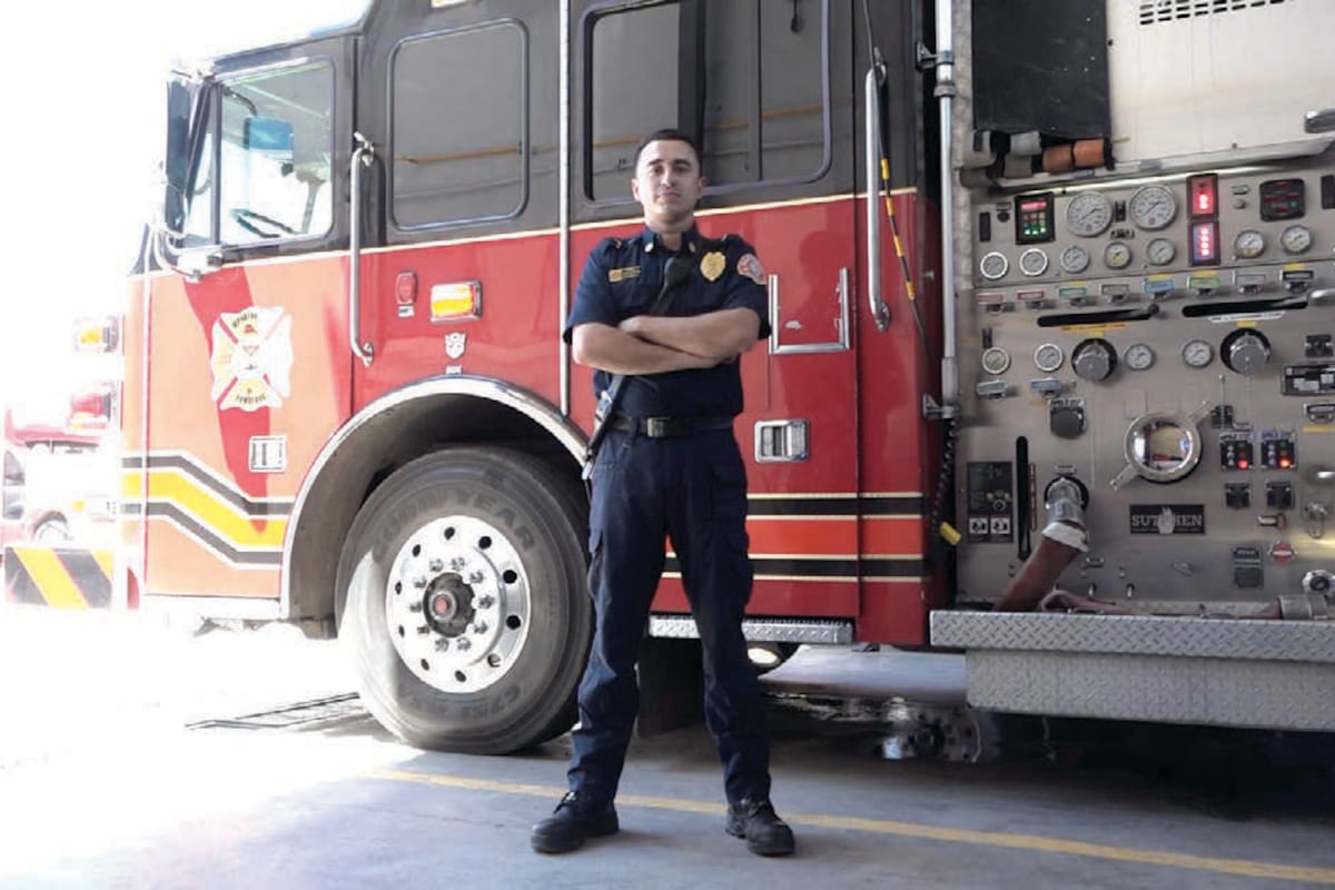 Héctor Lugo cumple su sueño como maquinista en el Departamento de Bomberos de Hermosillo